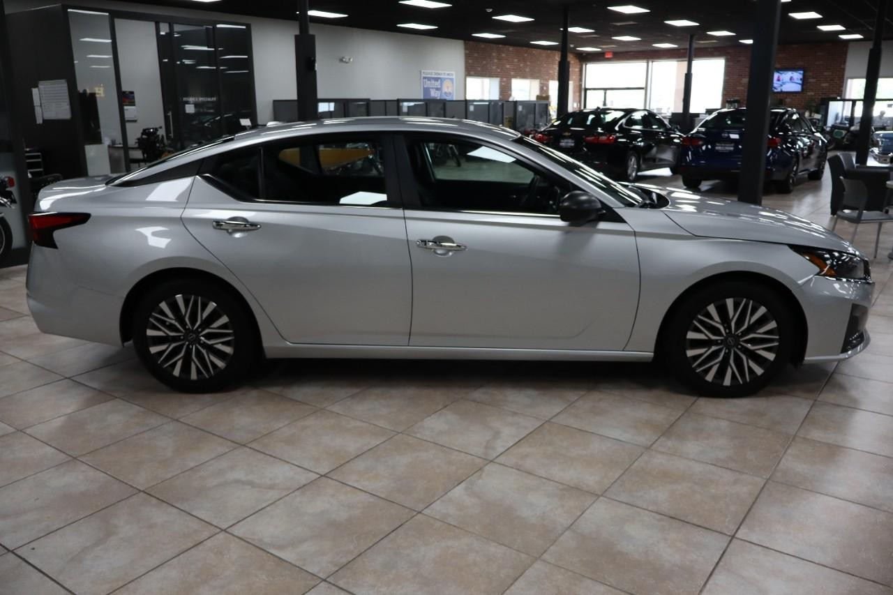 Nissan Altima Vehicle Full-screen Gallery Image 7