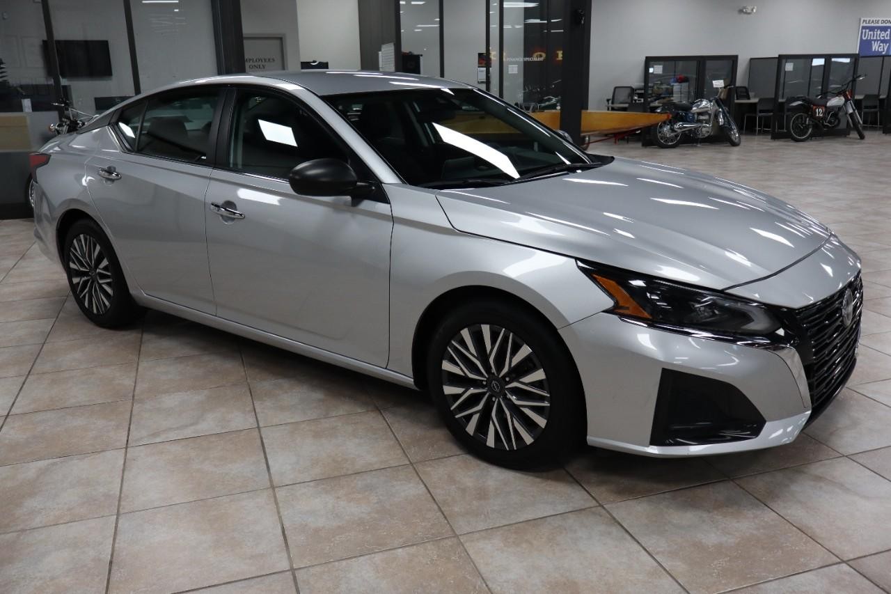 Nissan Altima Vehicle Full-screen Gallery Image 8