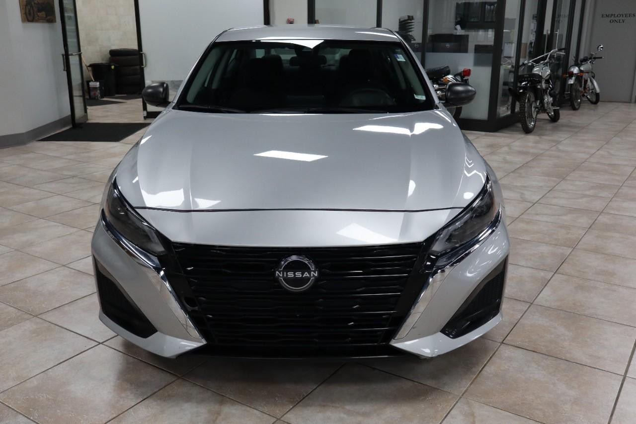 Nissan Altima Vehicle Full-screen Gallery Image 9