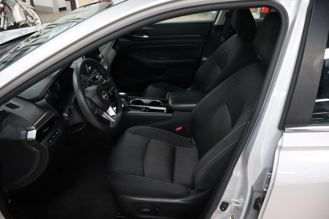 Nissan Altima Vehicle Full-screen Gallery Image 10