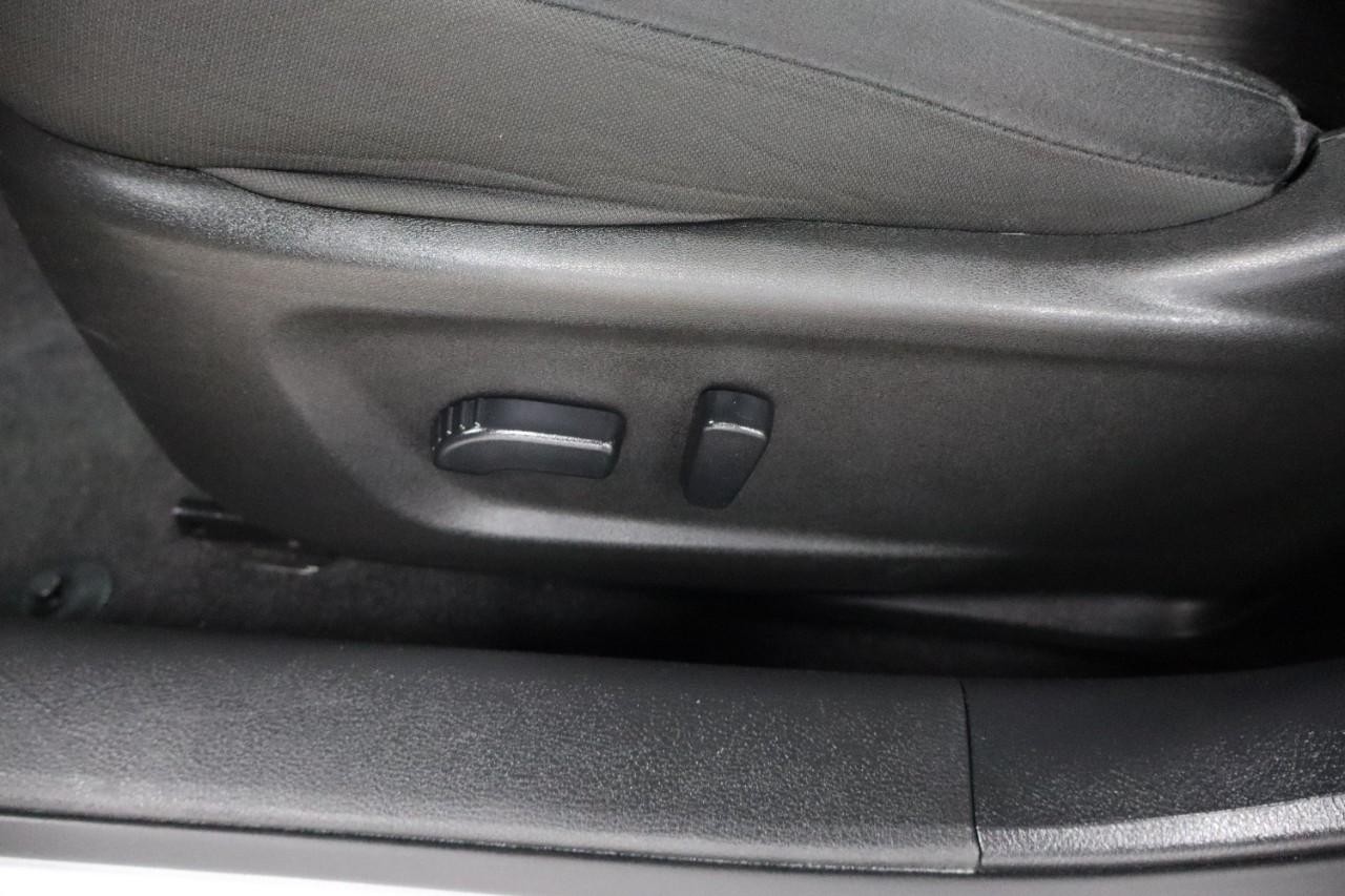 Nissan Altima Vehicle Full-screen Gallery Image 11