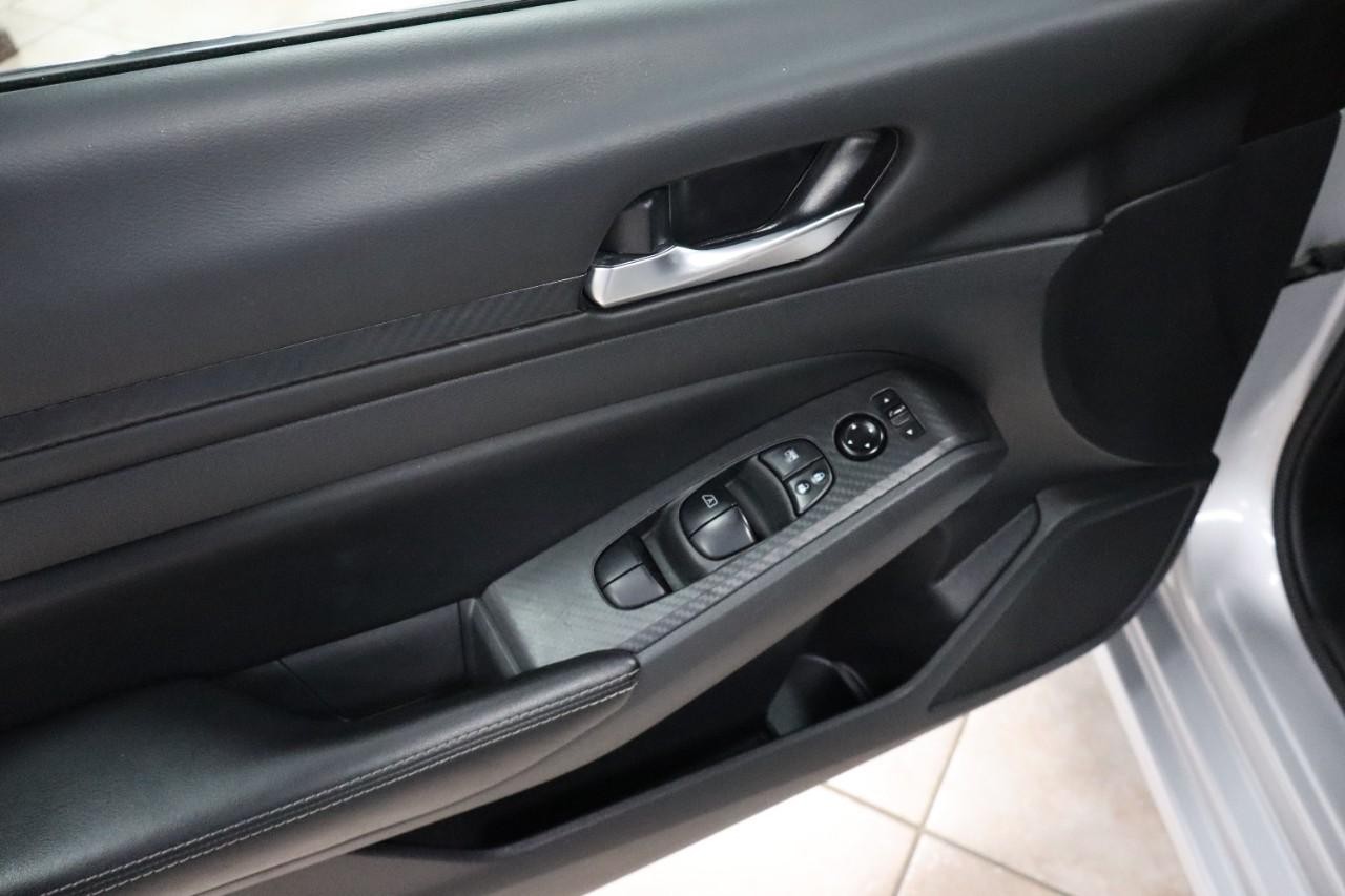 Nissan Altima Vehicle Full-screen Gallery Image 12