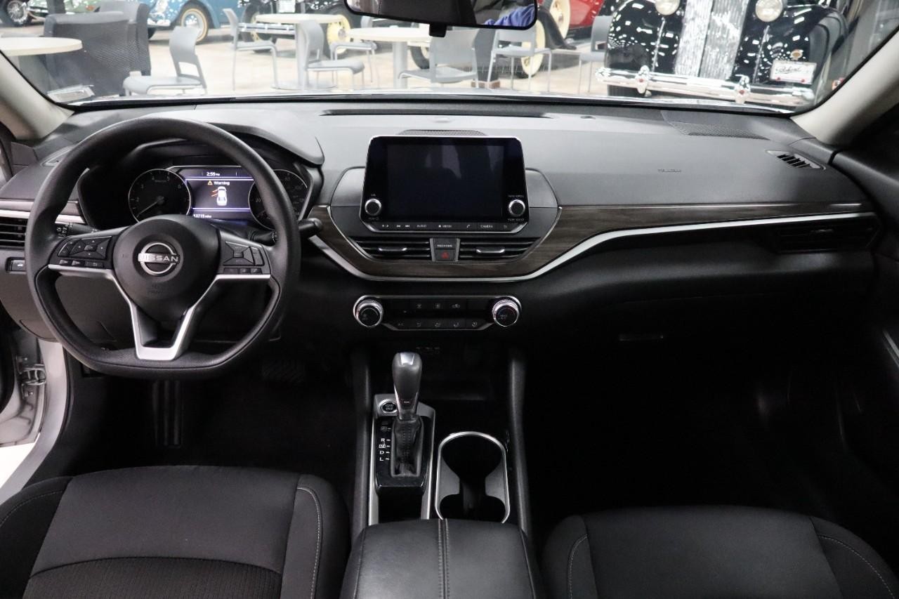 Nissan Altima Vehicle Full-screen Gallery Image 13