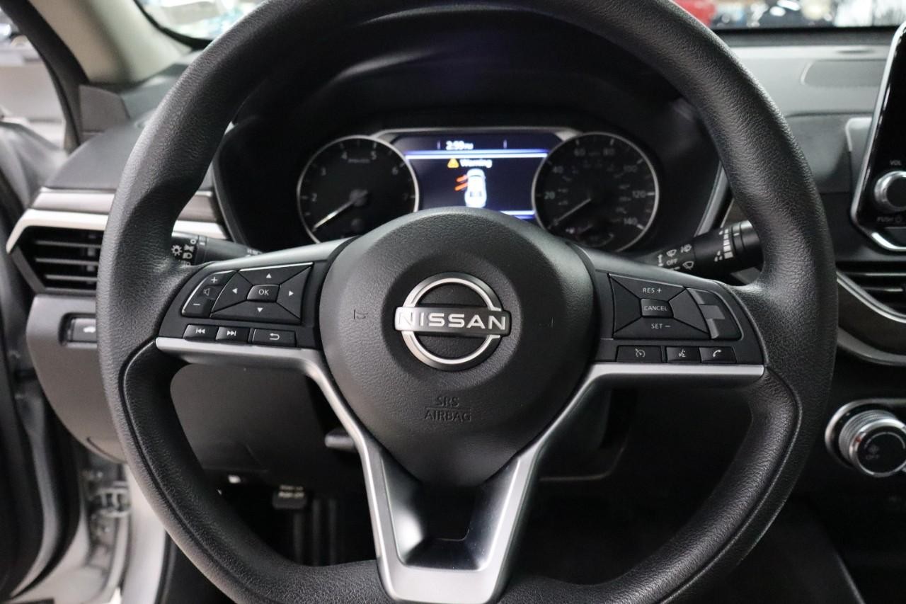 Nissan Altima Vehicle Full-screen Gallery Image 14
