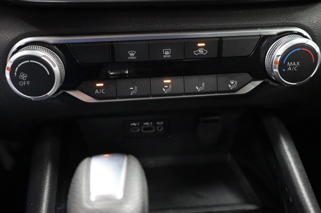 Nissan Altima Vehicle Full-screen Gallery Image 17