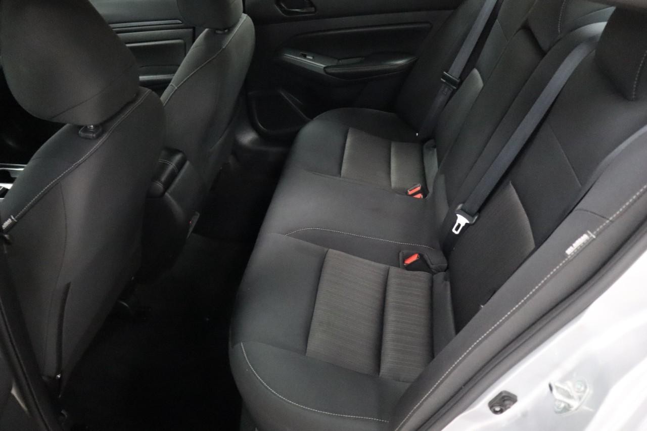 Nissan Altima Vehicle Full-screen Gallery Image 18