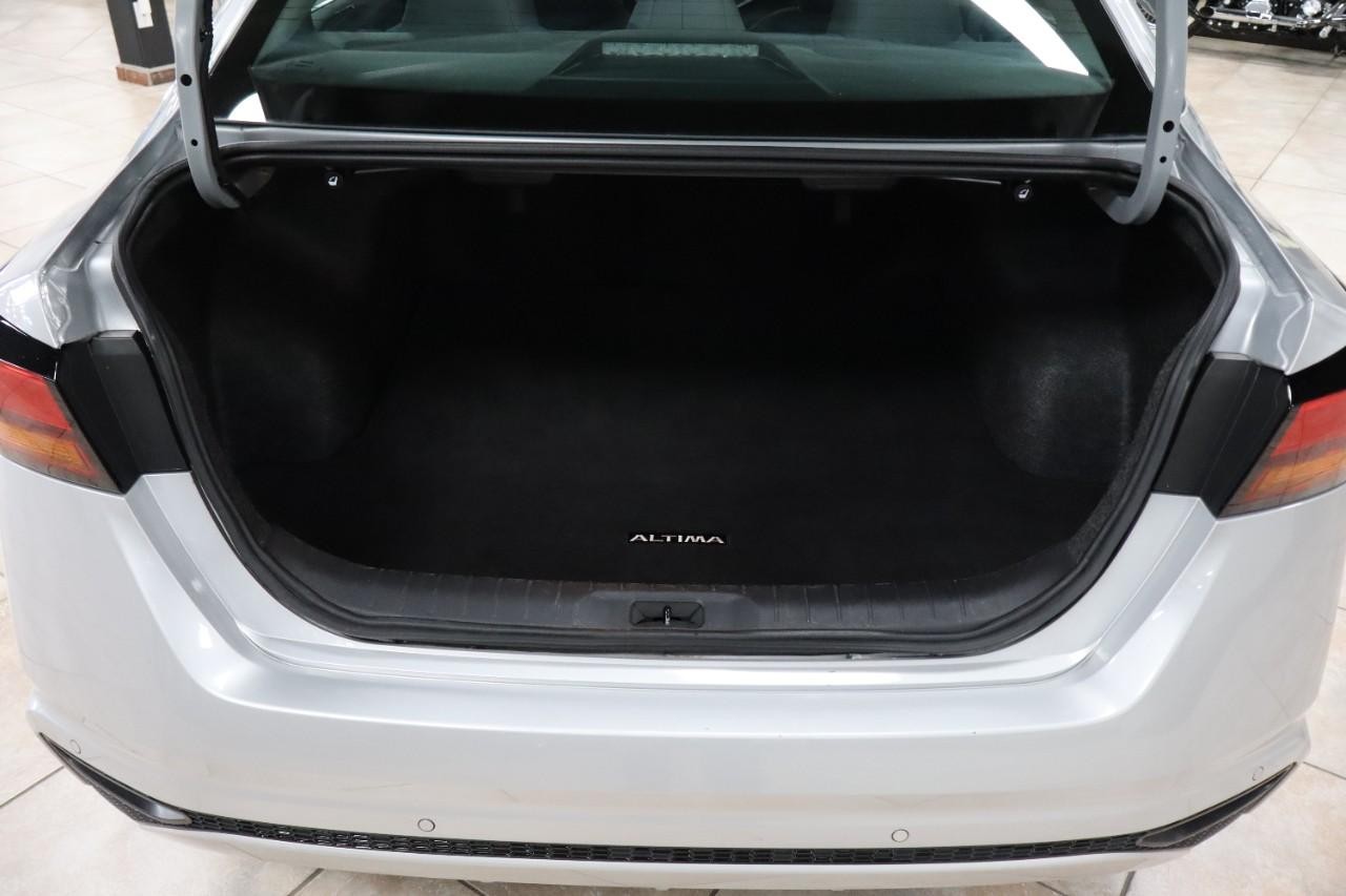 Nissan Altima Vehicle Full-screen Gallery Image 19