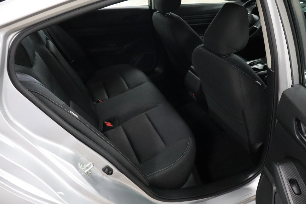 Nissan Altima Vehicle Full-screen Gallery Image 20