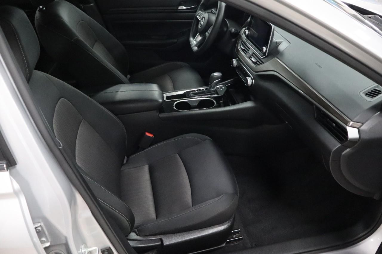 Nissan Altima Vehicle Full-screen Gallery Image 21