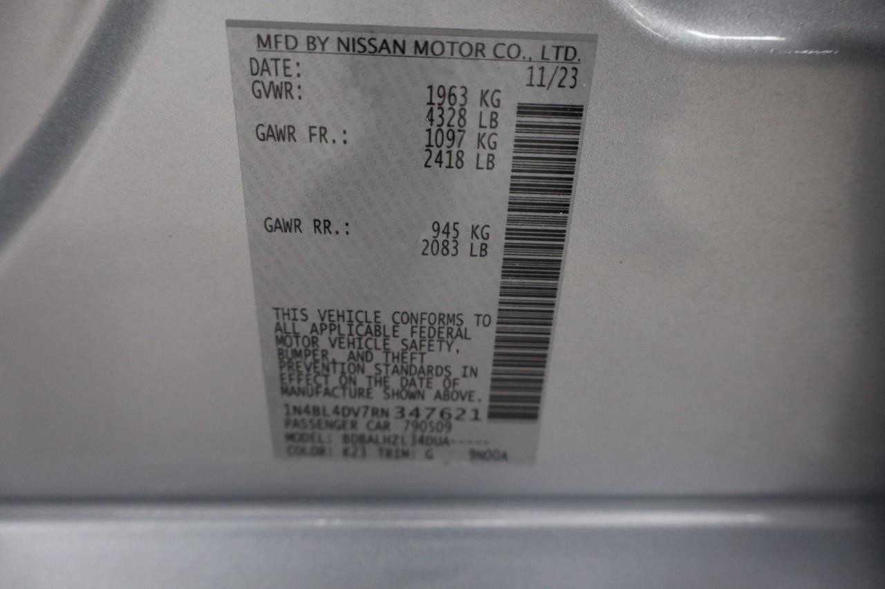 Nissan Altima Vehicle Full-screen Gallery Image 22