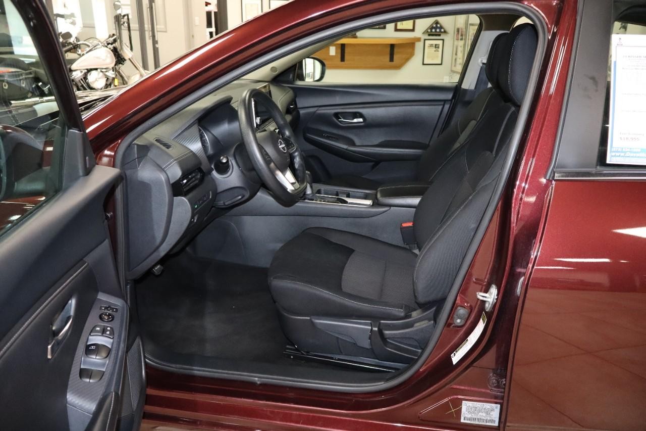 Nissan Sentra Vehicle Full-screen Gallery Image 9