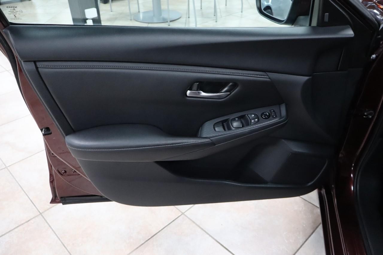 Nissan Sentra Vehicle Full-screen Gallery Image 10