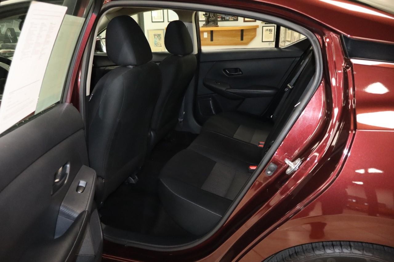 Nissan Sentra Vehicle Full-screen Gallery Image 20