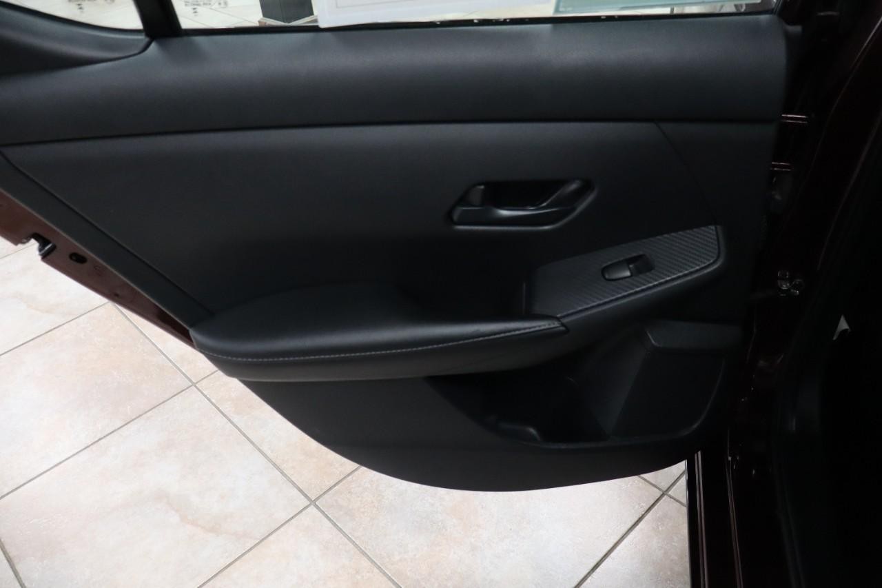 Nissan Sentra Vehicle Full-screen Gallery Image 21