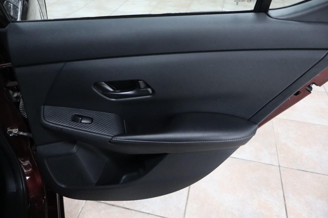 Nissan Sentra Vehicle Full-screen Gallery Image 24