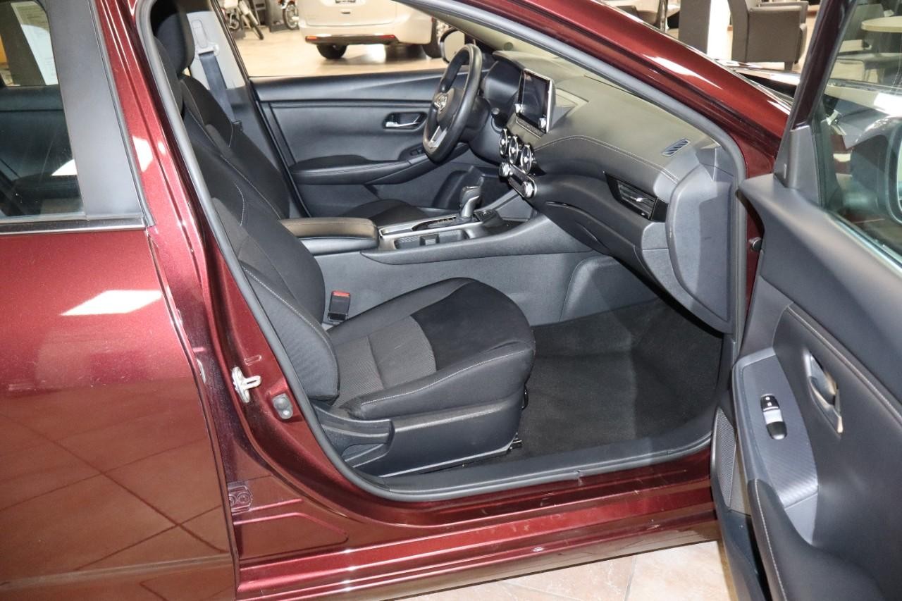 Nissan Sentra Vehicle Full-screen Gallery Image 25