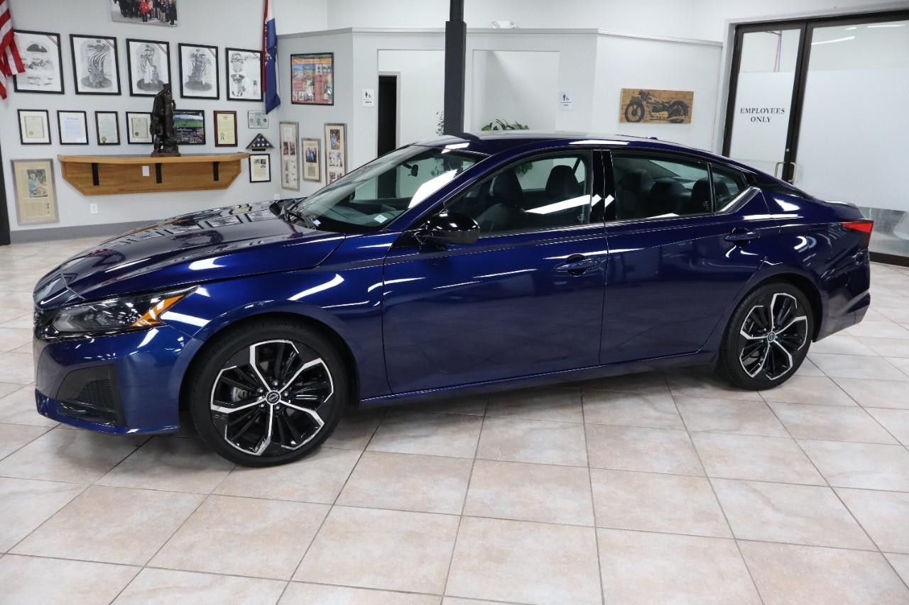 Nissan Altima Vehicle Full-screen Gallery Image 2