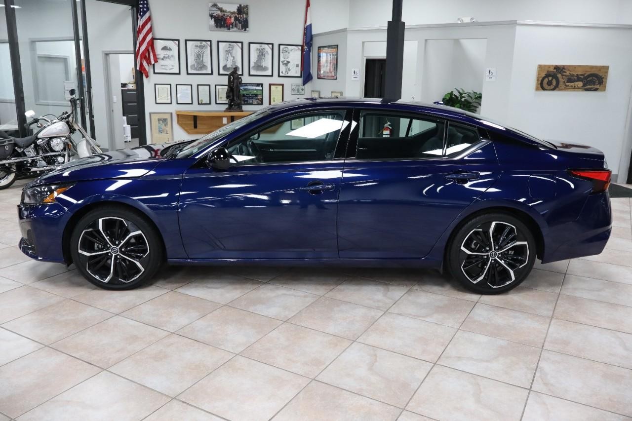 Nissan Altima Vehicle Full-screen Gallery Image 3
