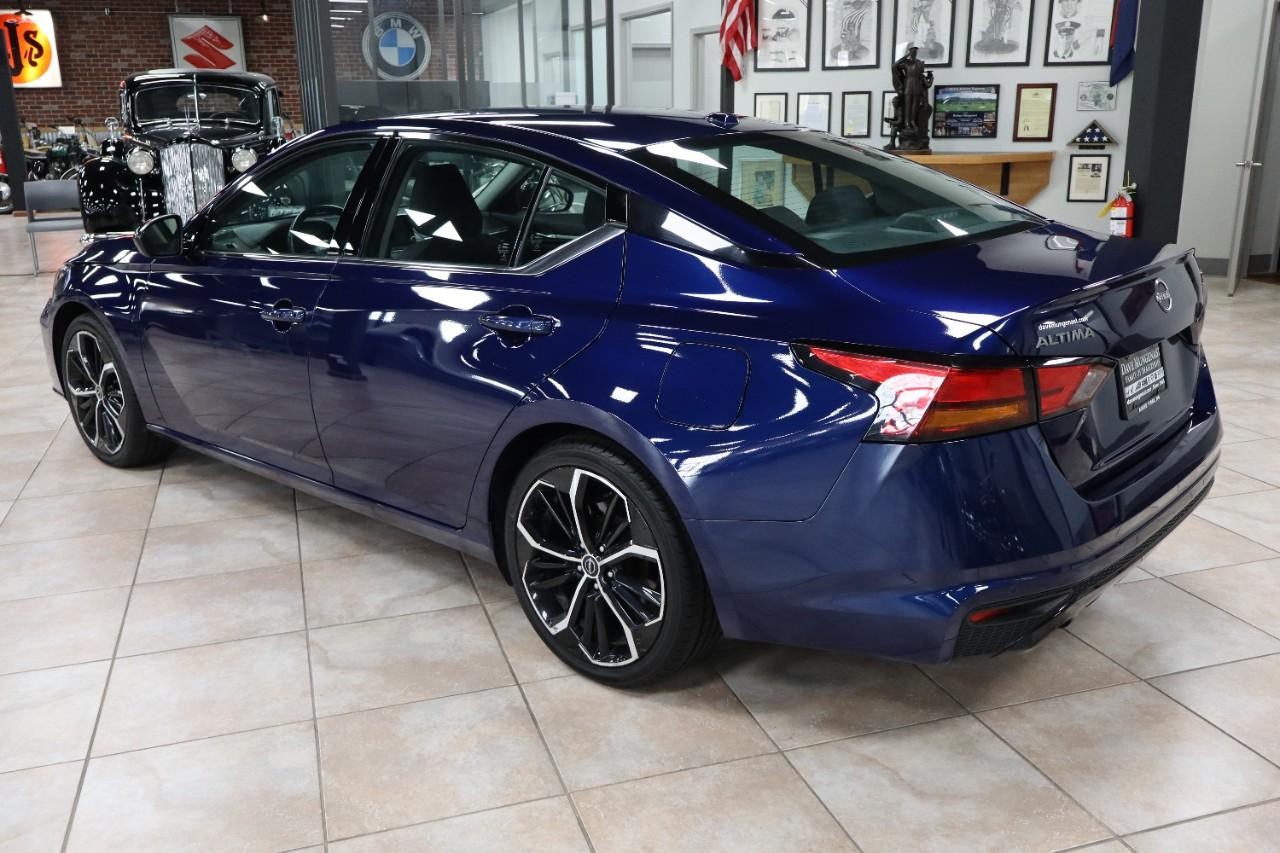 Nissan Altima Vehicle Full-screen Gallery Image 4
