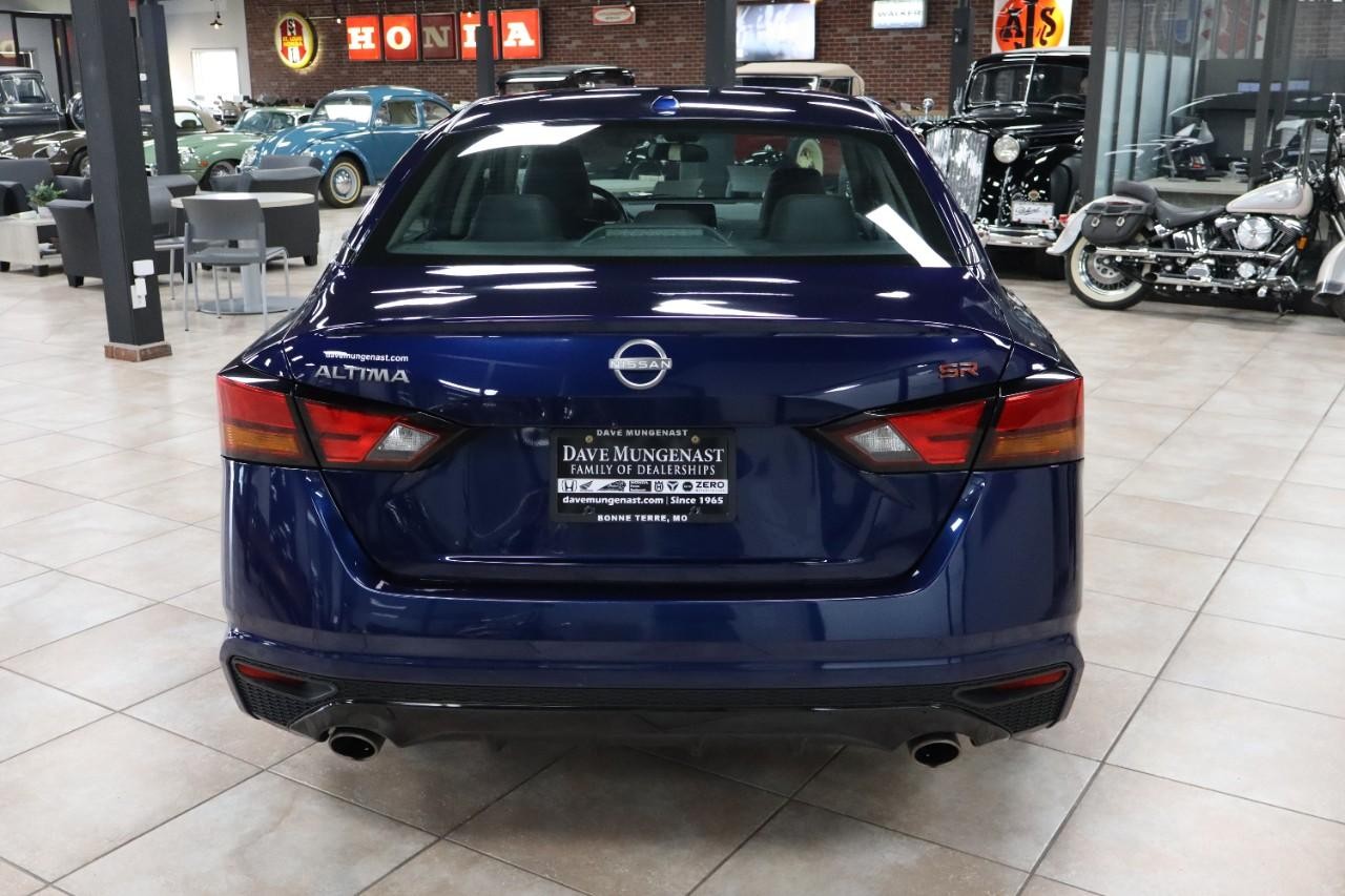 Nissan Altima Vehicle Full-screen Gallery Image 5