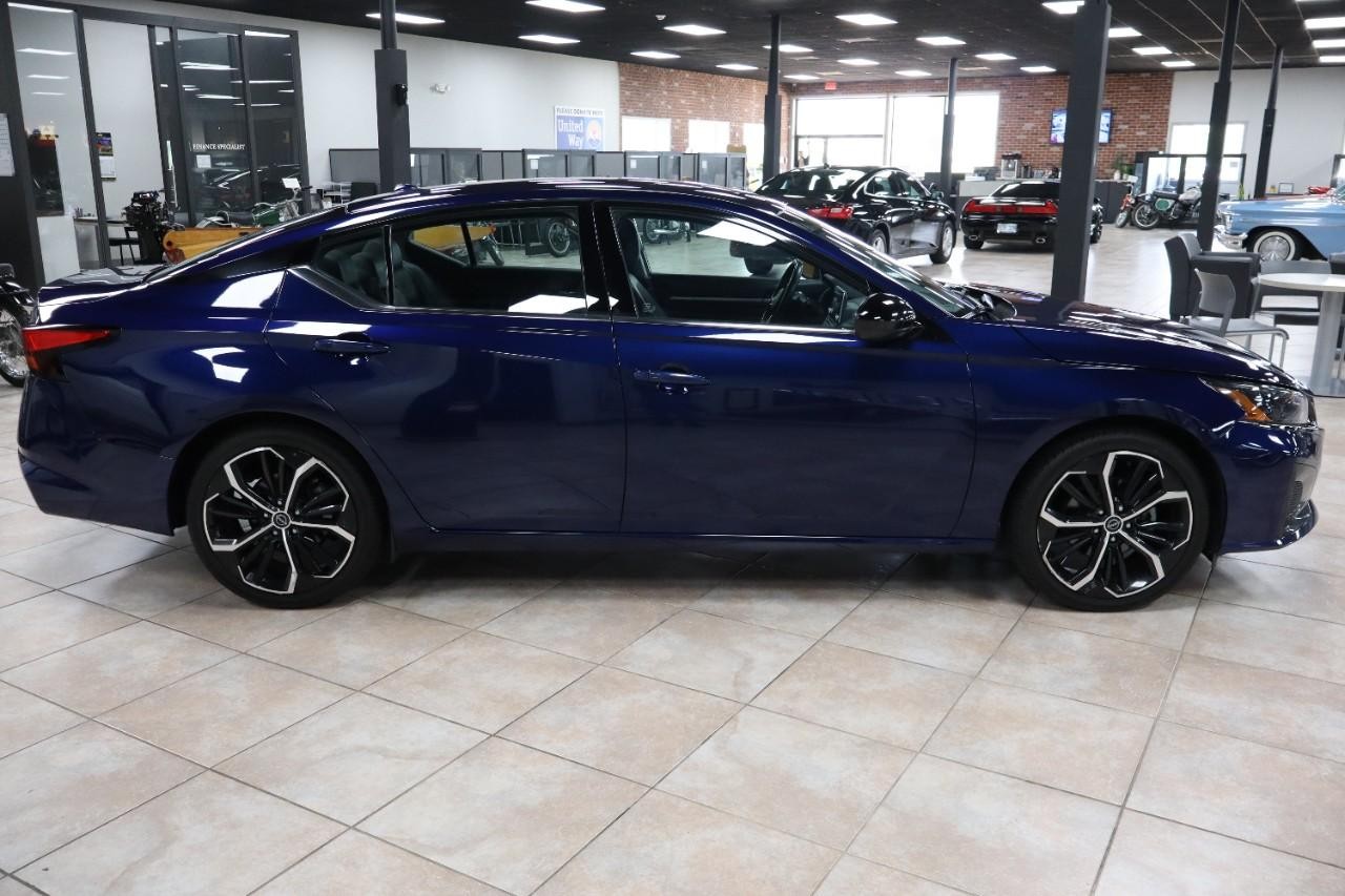 Nissan Altima Vehicle Full-screen Gallery Image 7