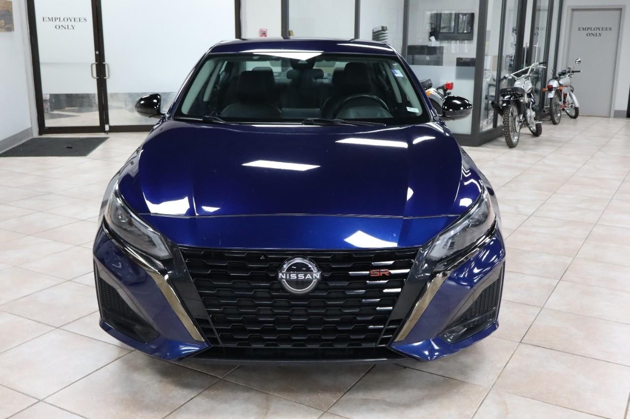 Nissan Altima Vehicle Full-screen Gallery Image 9