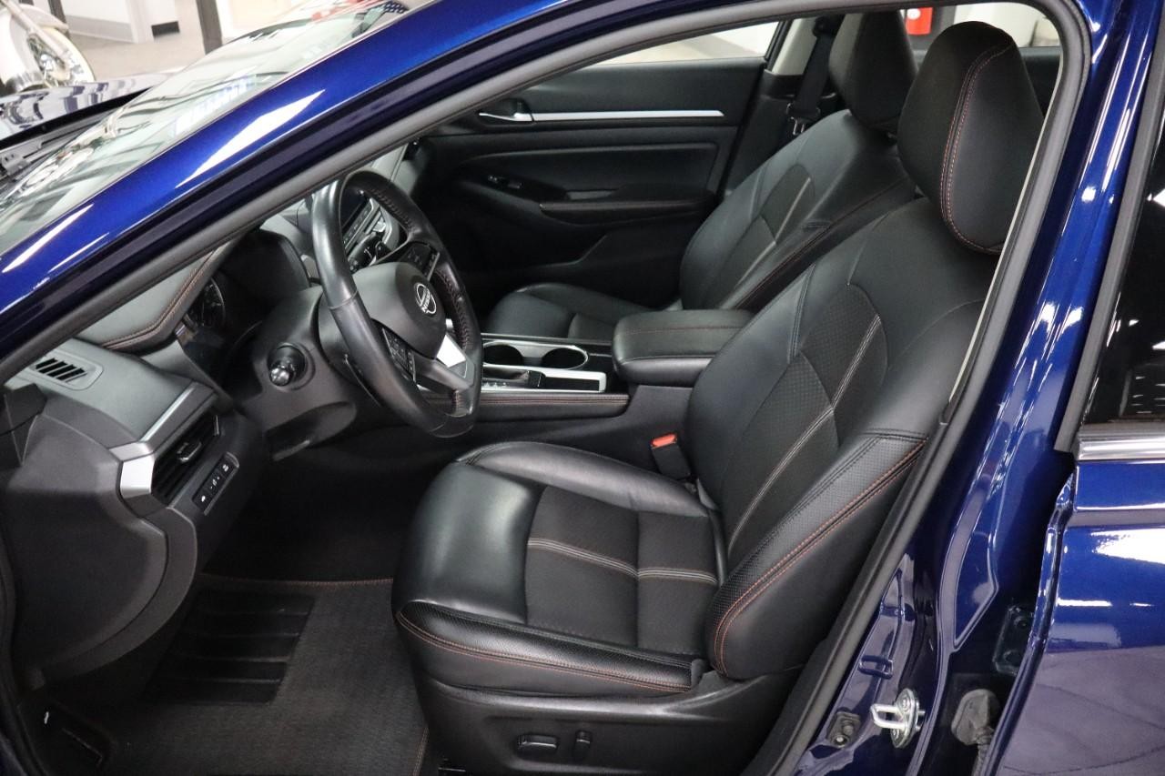 Nissan Altima Vehicle Full-screen Gallery Image 10