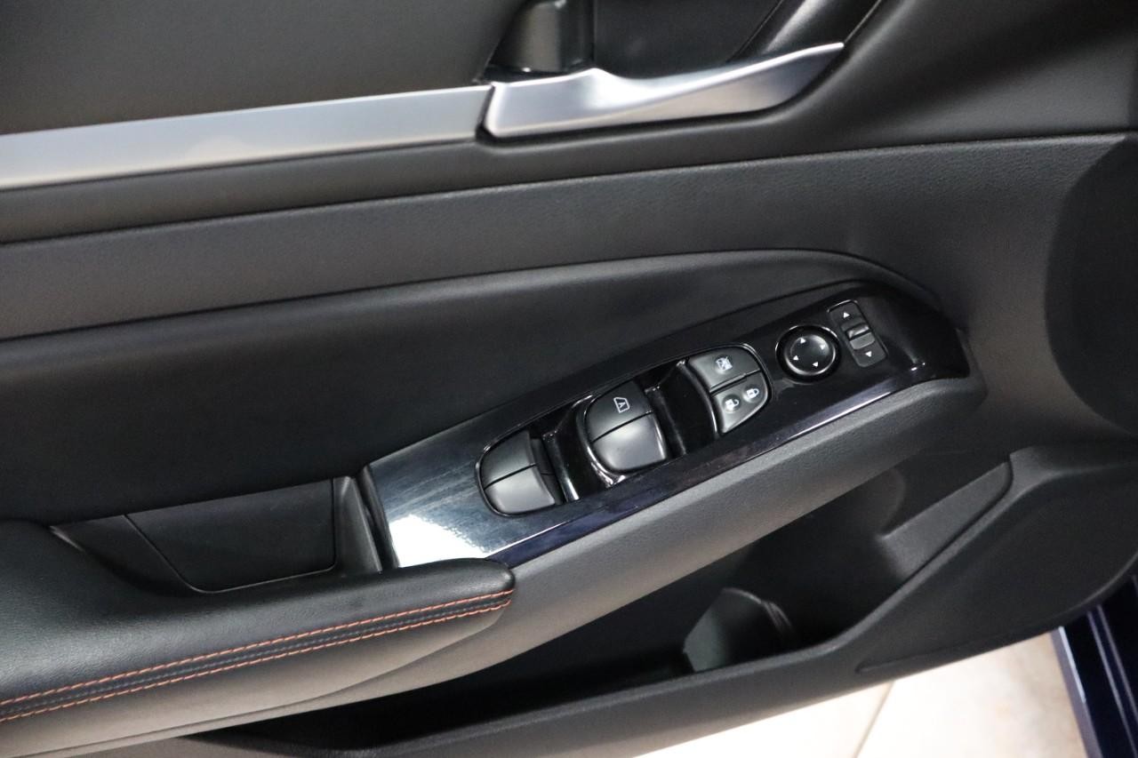Nissan Altima Vehicle Full-screen Gallery Image 12