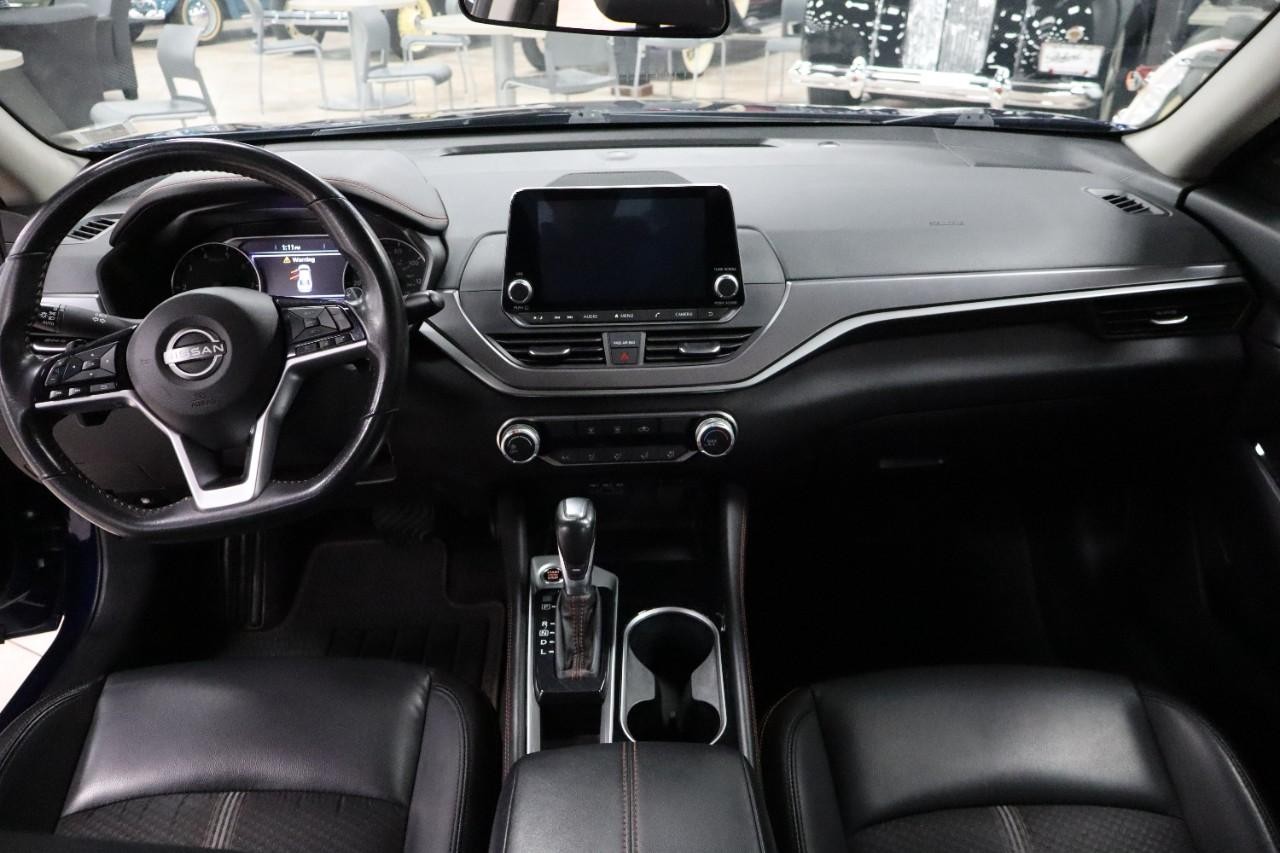 Nissan Altima Vehicle Full-screen Gallery Image 13