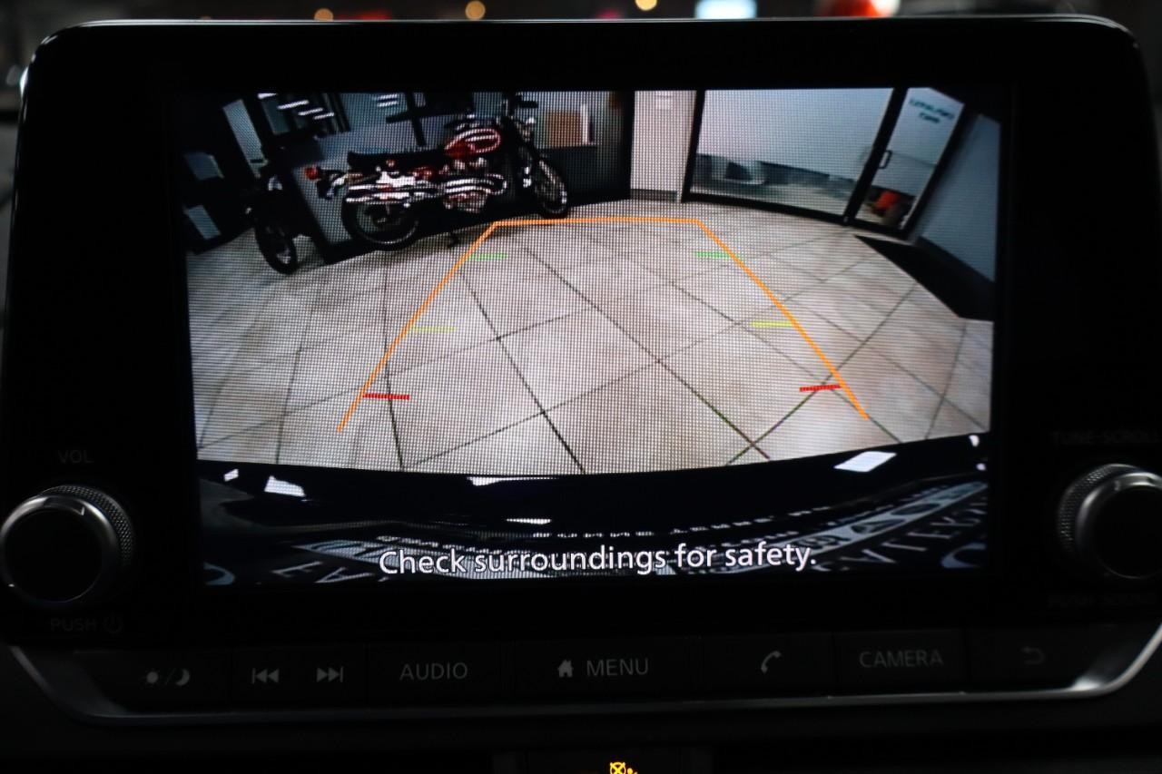 Nissan Altima Vehicle Full-screen Gallery Image 15