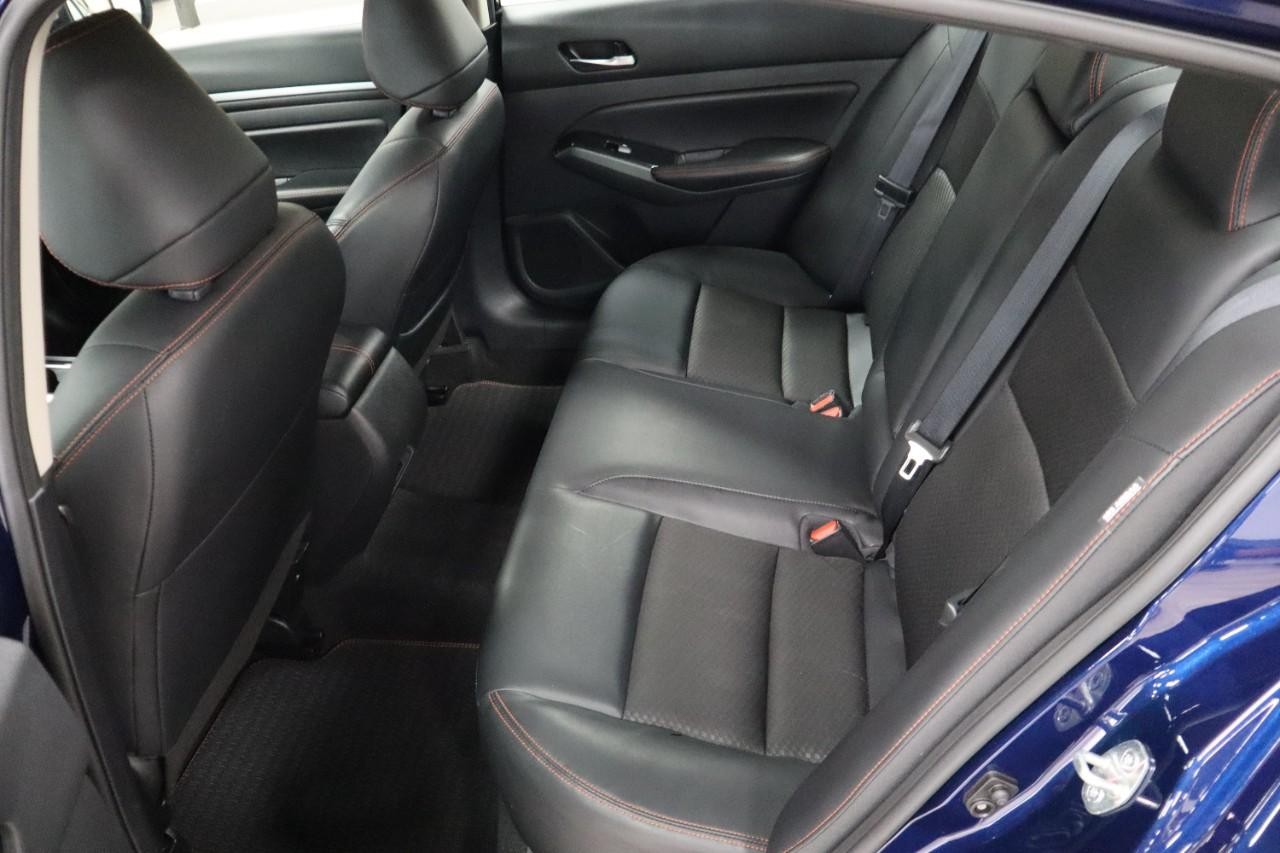Nissan Altima Vehicle Full-screen Gallery Image 18