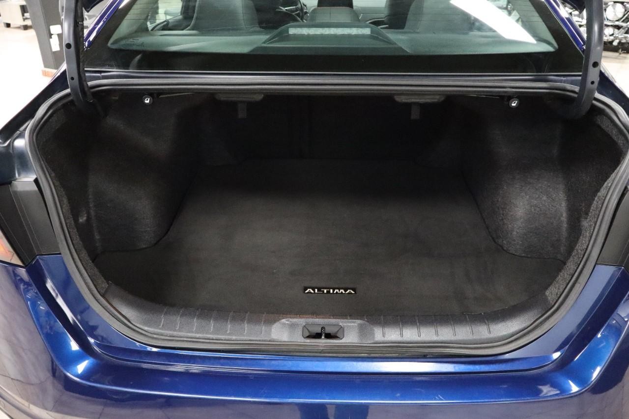 Nissan Altima Vehicle Full-screen Gallery Image 19