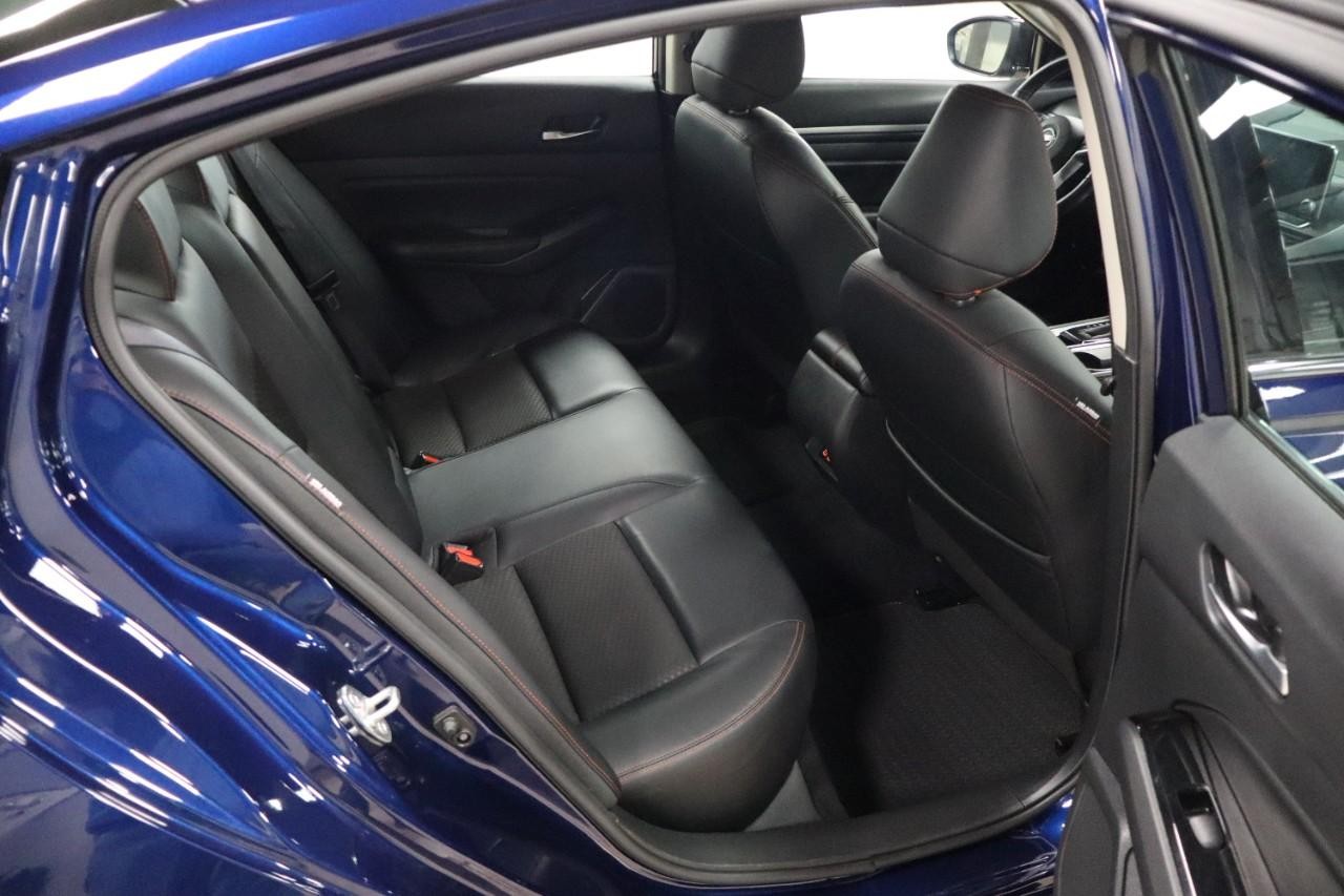 Nissan Altima Vehicle Full-screen Gallery Image 20