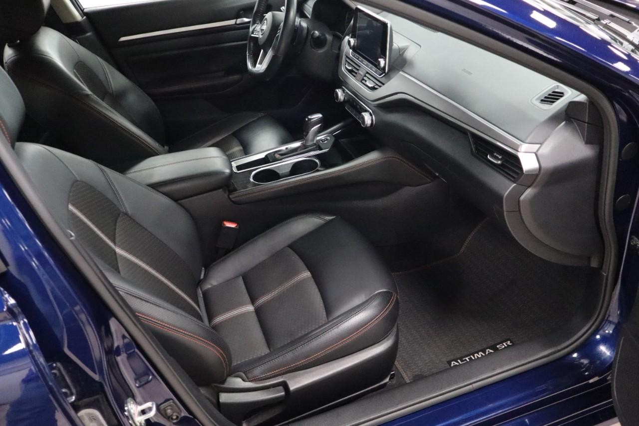 Nissan Altima Vehicle Full-screen Gallery Image 21