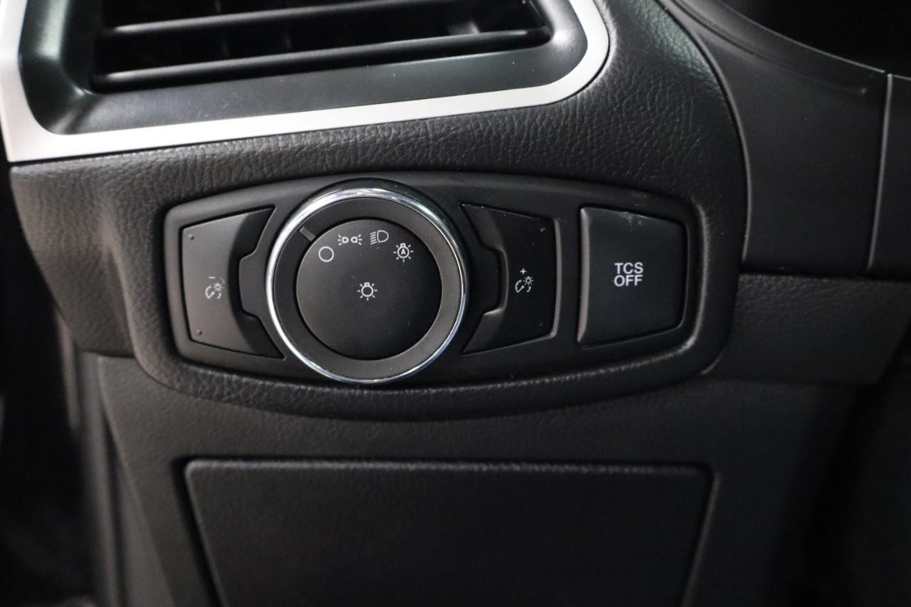 Ford Edge Vehicle Full-screen Gallery Image 14