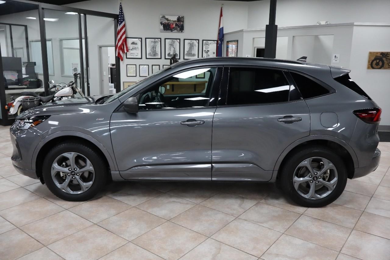 Ford Escape Vehicle Full-screen Gallery Image 3