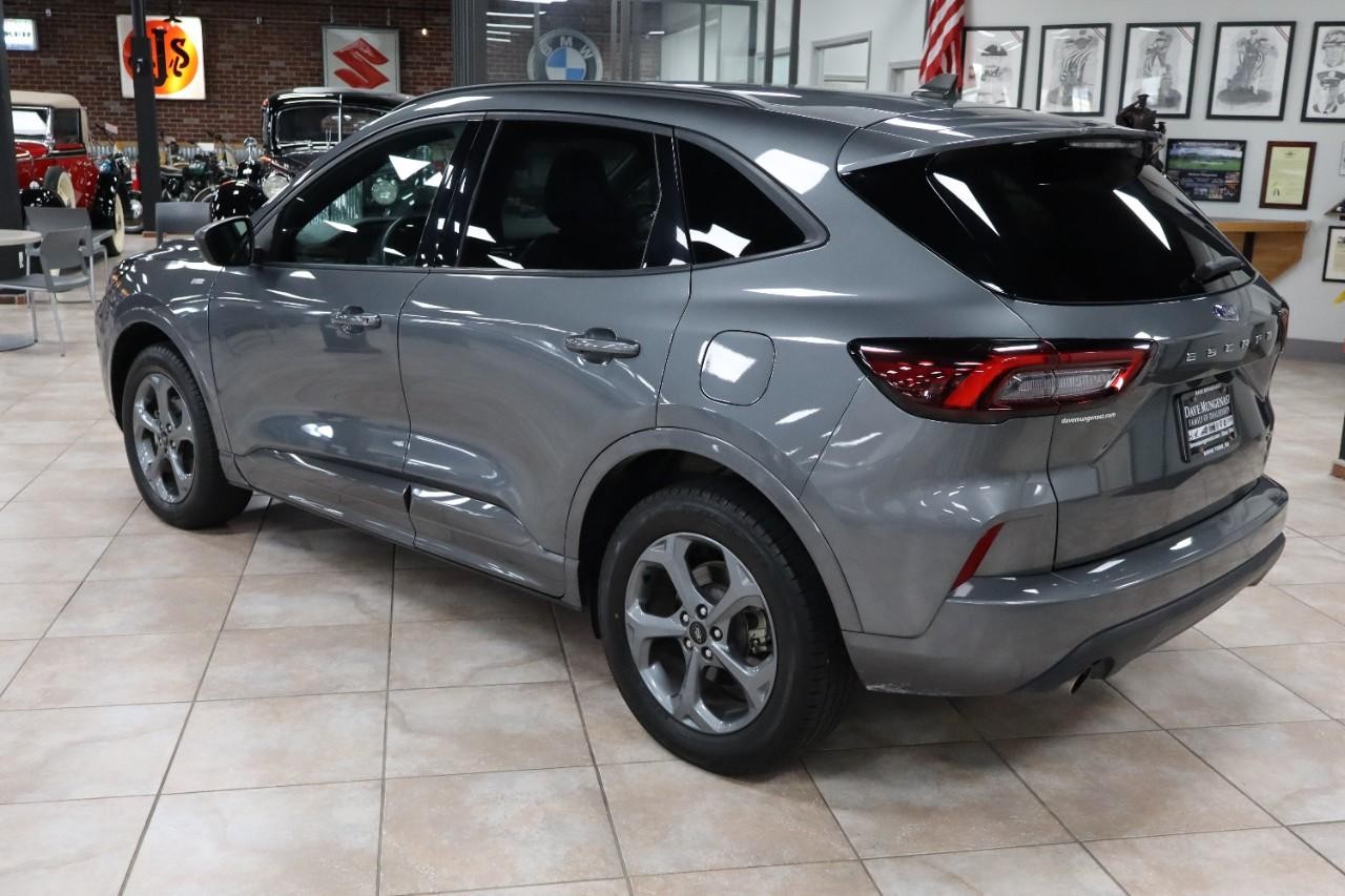Ford Escape Vehicle Full-screen Gallery Image 4