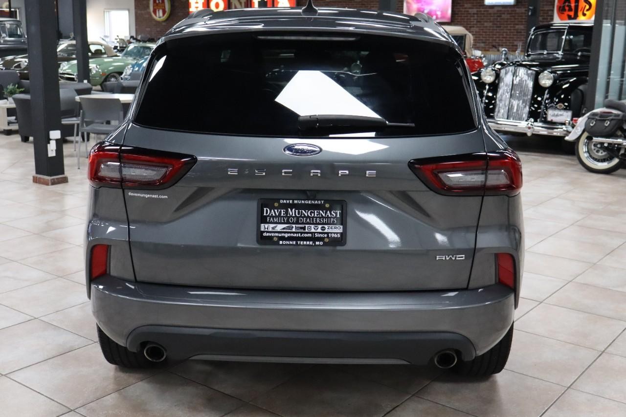 Ford Escape Vehicle Full-screen Gallery Image 5
