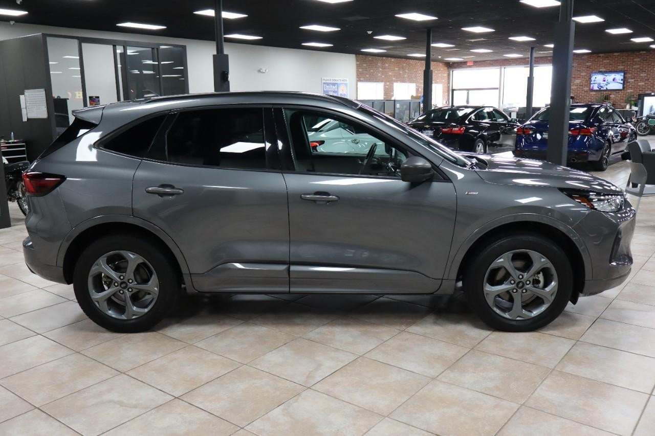 Ford Escape Vehicle Full-screen Gallery Image 7