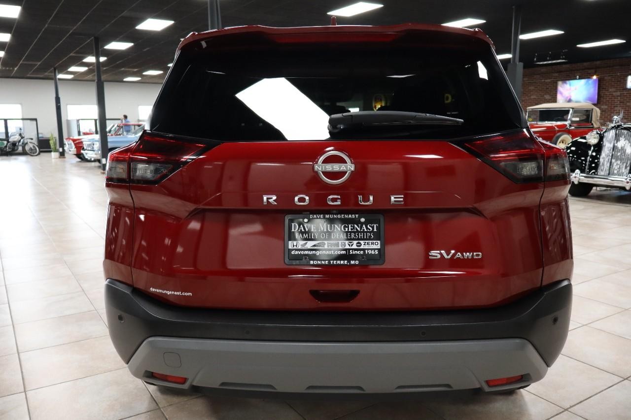 Nissan Rogue Vehicle Full-screen Gallery Image 4