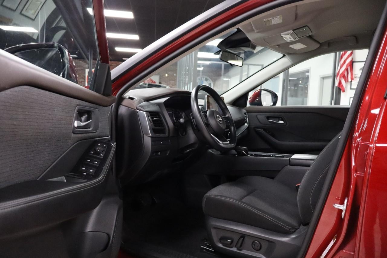 Nissan Rogue Vehicle Full-screen Gallery Image 10