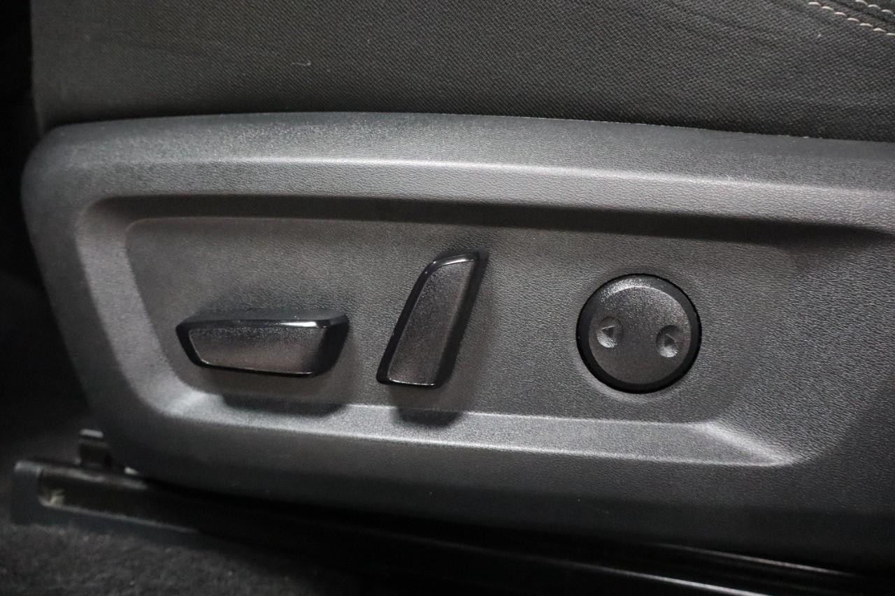 Nissan Rogue Vehicle Full-screen Gallery Image 12