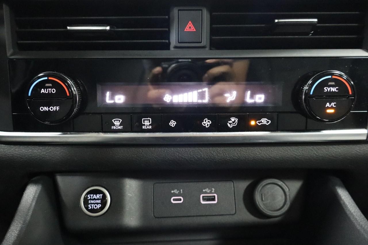Nissan Rogue Vehicle Full-screen Gallery Image 18