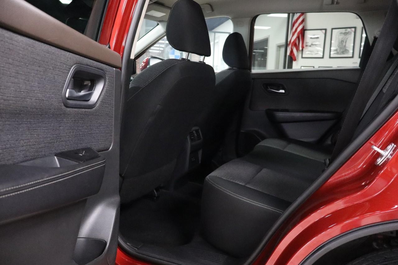 Nissan Rogue Vehicle Full-screen Gallery Image 22