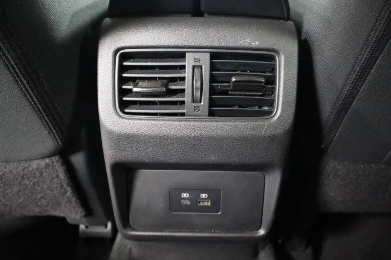 Nissan Rogue Vehicle Full-screen Gallery Image 23