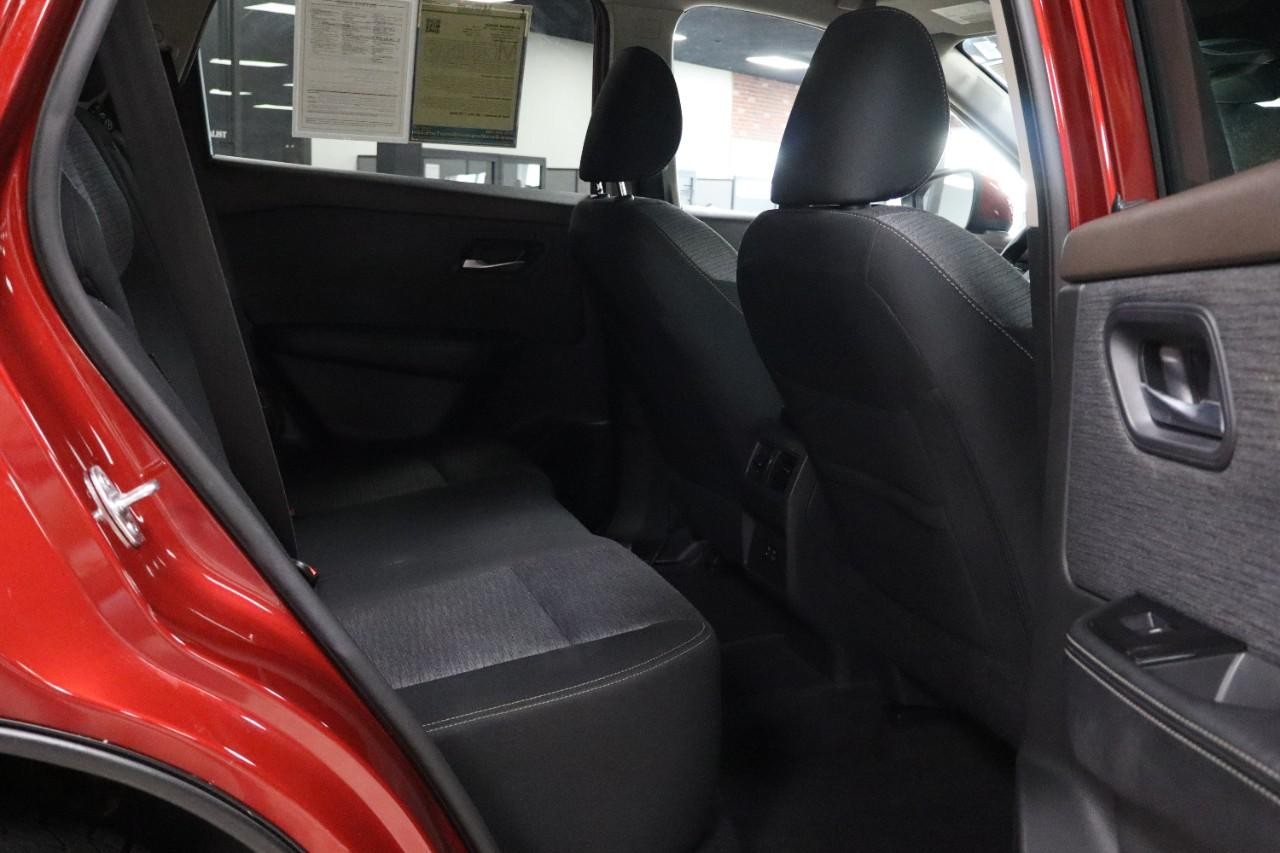 Nissan Rogue Vehicle Full-screen Gallery Image 26