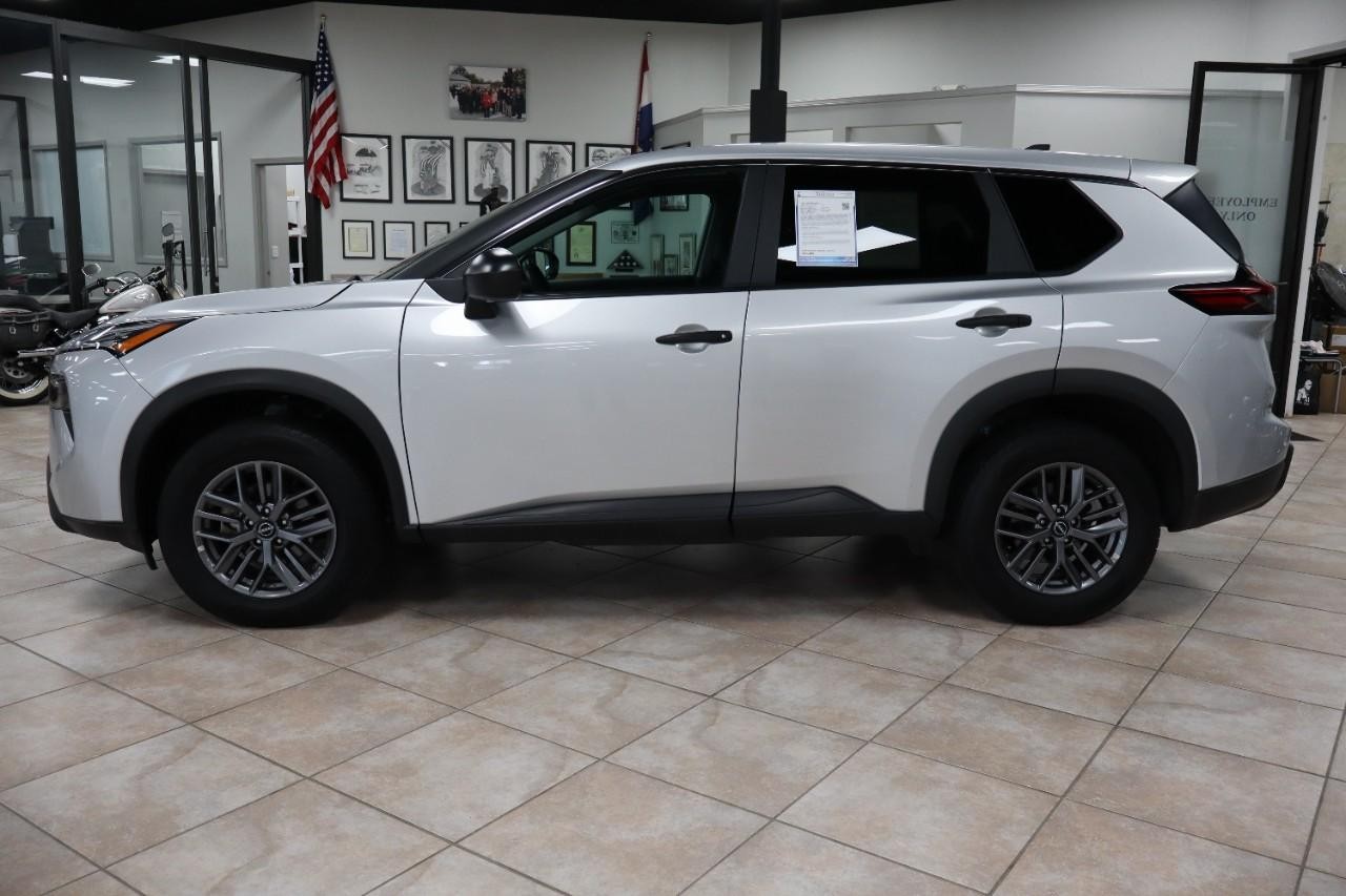 Nissan Rogue Vehicle Full-screen Gallery Image 2