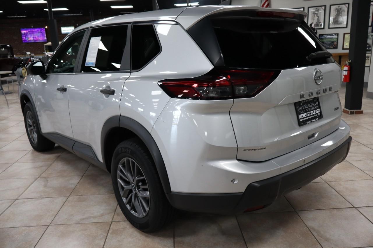 Nissan Rogue Vehicle Full-screen Gallery Image 3