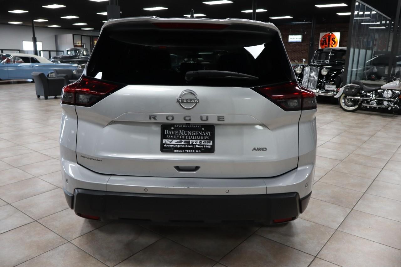 Nissan Rogue Vehicle Full-screen Gallery Image 4