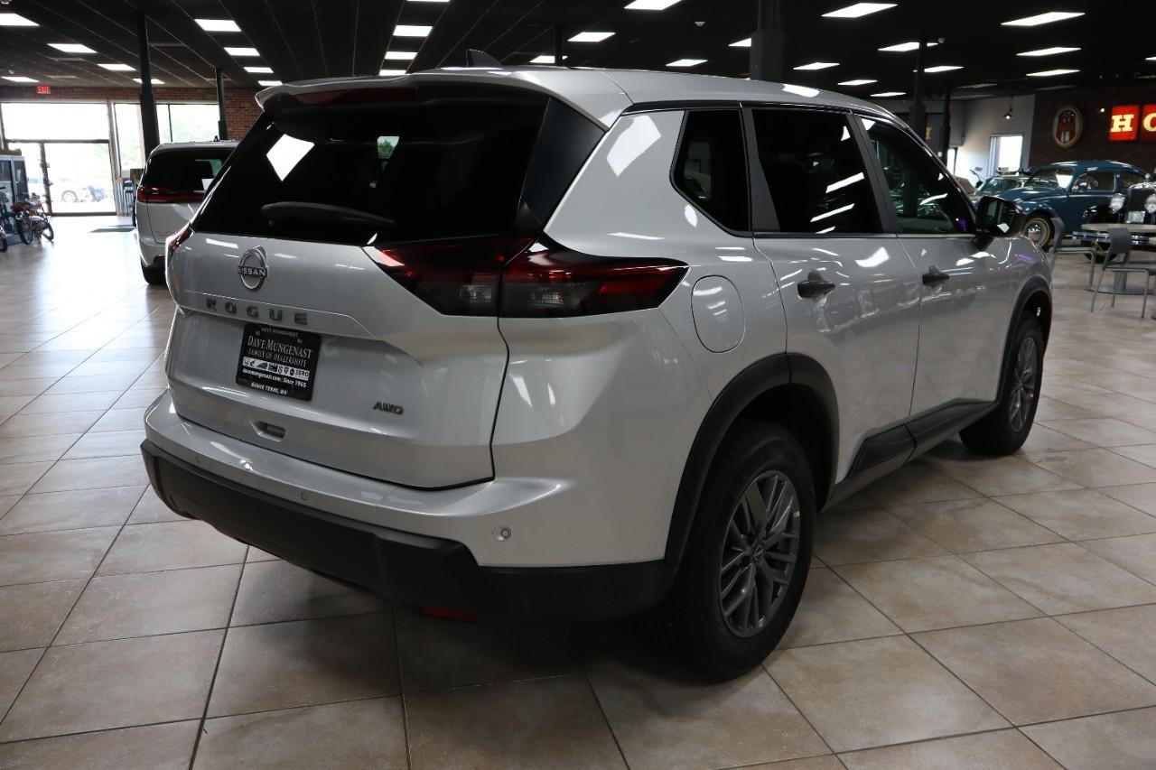 Nissan Rogue Vehicle Full-screen Gallery Image 5